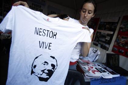 Una militante kirchnerista muestra su remera homenaje al ex presidente