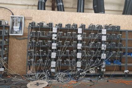 Una mina ilegítima de bitcoin allanada por la policía de Inglaterra mientras investigaba una plantación de marihuana