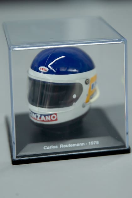 Una miniatura de colección del casco de F1 de 1978.