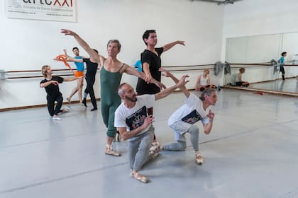 Una mirada al ensayo de la compañía de bailarines varones Ballet con Humor



