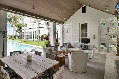 Una mirada al interior de la propiedad que tiene cinco cuartos, seis baños, un gimnasio y una bodega de vinos