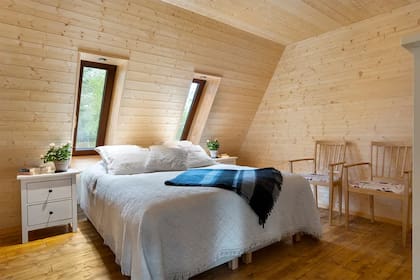 Una mirada al interior del dormitorio principal que mantiene su intimidad y tiene entradas de luz natural