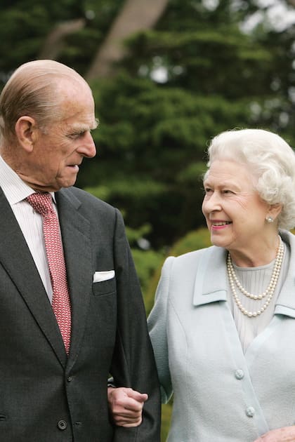 Una mirada cargada de complicidad que dice más que mil palabras. Isabel y Felipe vuelven a Broadlands –la casa de campo donde habían pasado su noche de bodas en 1947– para celebrar sus bodas de diamantes el 20 de noviembre de 2007.