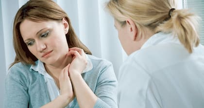 Una mirada esquiva, los brazos cruzados, la sonrisa forzada; cada gesto relata una historia; los detalles detrás de la comunicación no verbal que tenés que saber