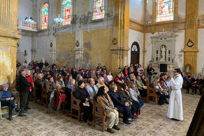 Una misa con la iglesia llena