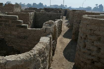 Una misión arqueológica egipcia anunció el jueves el descubrimiento de una "Ciudad Dorada Perdida" de 3000 años de antigüedad en la ciudad egipcia de Luxor, rica en monumentos.