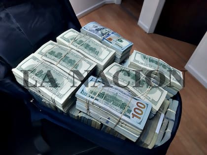 Una mochila repleta de dólares