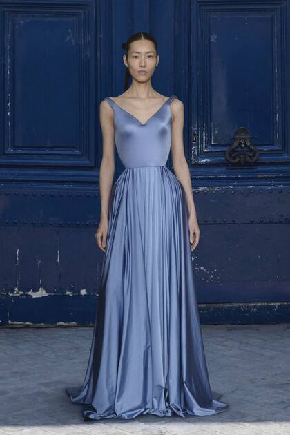 Una modelo de Balenciaga
desfila con un vestido largo
con escote en “V” y falda
amplia.