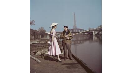 Una modelo de Dior junto a un pescador en París