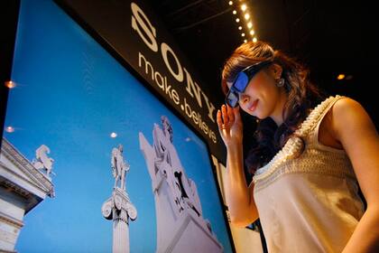 Una modelo posa con uno de los televisores con tecnología 3D que Sony lanzará al mercado japonés en junio