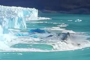 El momento en que se desprende un gigantesco bloque de hielo del Glaciar Perito Moreno