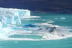 El momento en que se desprende un gigantesco bloque de hielo del Glaciar Perito Moreno