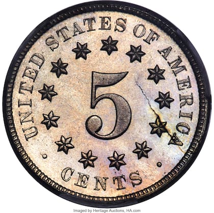 Una moneda de 1877 con una grieta radial que atraviesa la segunda “A” en la palabra “AMÉRICA” en su reverso fue vendido en las plataformas digitales por US$3240