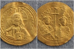 Encuentran una moneda de hace 1000 años con la imagen de Jesús gracias a un detector de metales