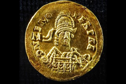 Una moneda de oro del emperador de la Roma oriental Zenón, que vivió alrededor de 480, fue encontrada en el lugar del entierro
