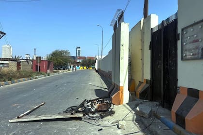 Una moto que fue incendiada y estrellada contra la puerta del consulado.