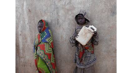 Una muchacha Turkana sostiene un bidón para cargar agua