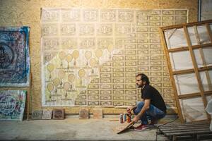 Una muestra con más de cien obras aprovecha la virtualidad para un acercamiento interactivo con el arte actual