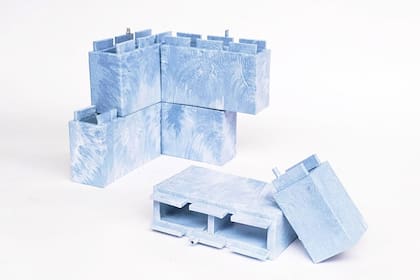 Una muestra de los ladrillos encastrables hechos a partir de plástico reciclado