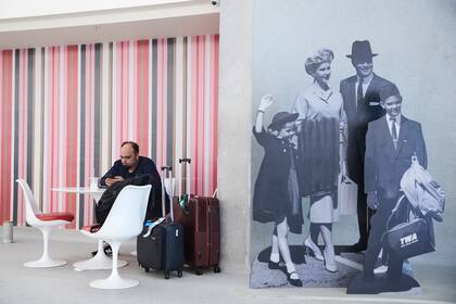 Una muestra de viajeros de una época pasada en el Trans World Flight Center, el aeropuerto internacional John F. Kennedy de Nueva York. (Gus Powell/The New York Times)