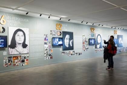 Una muestra dedicada a Mercedes Sosa se despliega en un amplio sector del tercer piso
