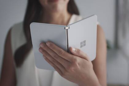 Una muestra del tamaño relativo del Surface Duo; el modelo por ahora no tiene cámaras traseras