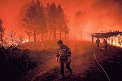 Una mujer abandona su propiedad devorada por el fuego en Amendoa
