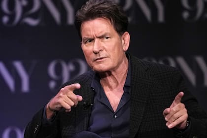 Una mujer acusa al actor Charlie Sheen de haberla expuesto al virus del VIH pese a que había un acuerdo de silencio