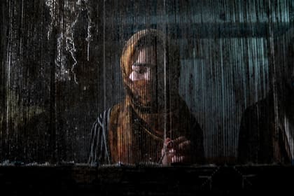 Una mujer afgana teja una alfombra en un fábrica tradicional en Kabul, Afganistán, nombrado como el país más represivo para el género femenino en el mundo (AP Foto/Ebrahim Noroozi)