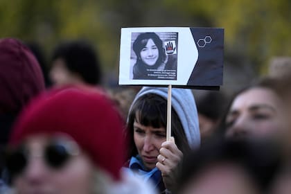 Una mujer alza un cartel con el retrato de Giulia Cecchettin, asesinada por su exnovio, en el Día Internacional de la Eliminación de la Violencia contra la Mujer, en Milán, Italia, sábado 25 de noviembre de 2023. (AP Foto/Luca Bruno)