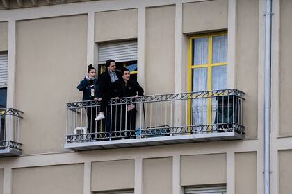 Una mujer amenaza con tirarse por el balcón cuando se ejecuta la evacuación de la casa donde vivía, perteneciente a la EMVS (Empresa Municipal de Vivienda y Suelo de Madrid) en Madrid, España