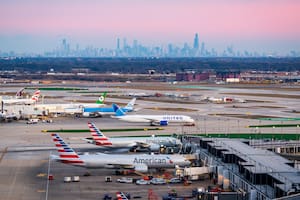 Una mujer apareció sin vida en el aeropuerto internacional de Chicago; aún investigan las causas del hecho