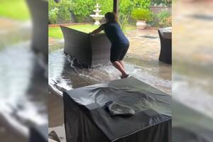 Una mujer "aprovechó" el huracán para limpiar su hogar (Captura video)
