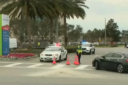 Un fuerte operativo policial se desató en las inmediaciones del hospital ante la negativa de la mujer de salir del edificio.
