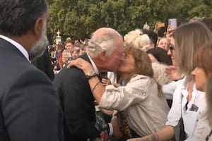 El inesperado beso que recibió el rey Carlos III cuando llegó al Palacio de Buckingham