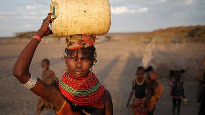 Una mujer busca agua en Kenia
