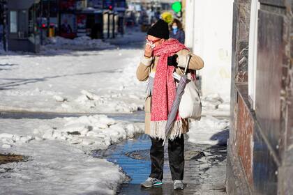 Una mujer camina por la Gran Vía, en Madrid