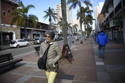 Una mujer camina por una calle del centro de Punta del Este, en el departamento de Maldonado