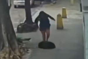 Una mujer caminaba por las calles de Río de Janeiro, pisó una tapa floja de alcantarilla y cayó al vacío