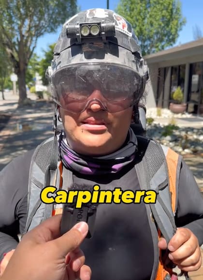 Una mujer carpintera podría ganar hasta US$400 diarios