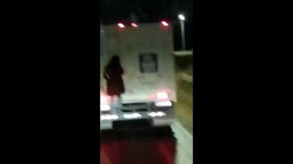 Una mujer colgada en un camión asustó a todos en plena ruta. (Foto: Captura de video)