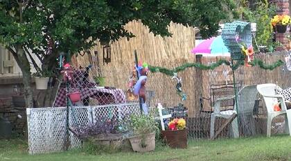 Una mujer colgó muñecos para burlarse y amenazar a sus vecinos, en Alabama