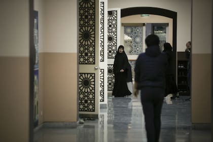Una mujer con burka dentro de la mezquita