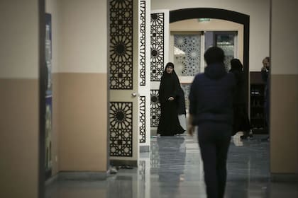 Una mujer con burka dentro de la mezquita en el barrio de Palermo.