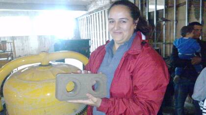 Una mujer con un ladrillo que ser la base de su futura casa.