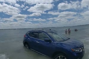 Manejaba por las playas de Florida y terminó con el auto sumergido en el mar