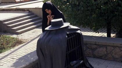 Una mujer contempla la escultura de René Magritte "El terapeuta" en el recinto del Museo de Arte Contemporáneo de Teherán