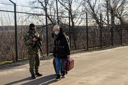 Una mujer cruza a Ucrania desde la República Popular de Lugansk