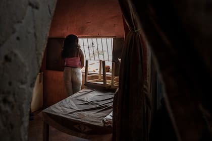 Una mujer cuyo hijo fue reclutado por pandillas, en su casa en La Vega, Venezuela