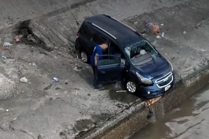 Una mujer de 29 años y su hija de 11 estaban a bordo de la camioneta